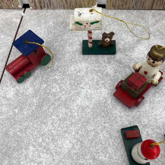 Vintage 80’s miniature wooden Christmas tree ornaments/total of 16 2” - Picture 4 of 7
